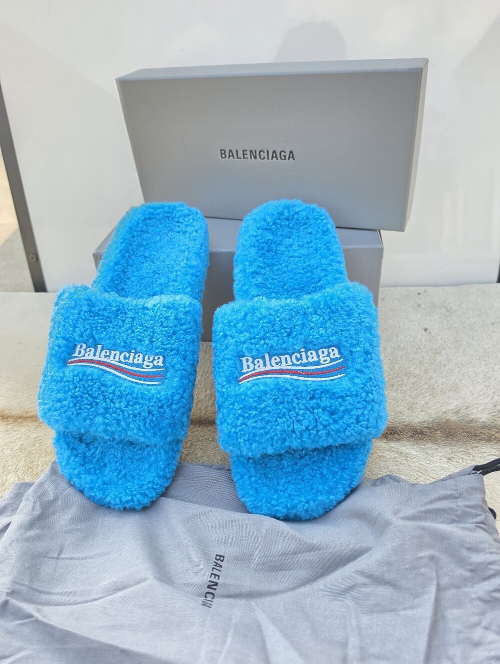 Balenciaga furry slide sandals in blue faux shearling - Picture 2 of 8